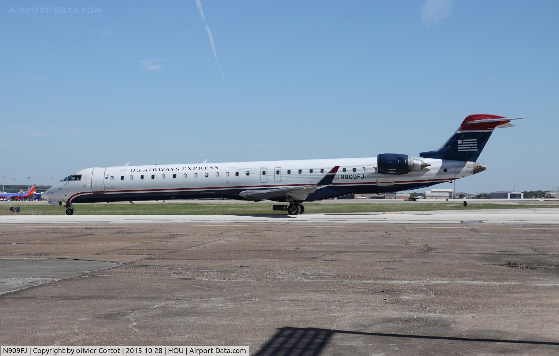 N909FJ, 2003 Bombardier CRJ-900ER (CL-600-2D24) C/N 15009, taxiing at HOU