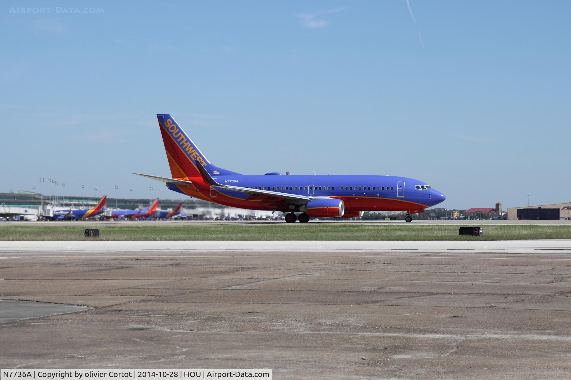 N7736A, 2006 Boeing 737-7BD C/N 35109, taxiing at Houston