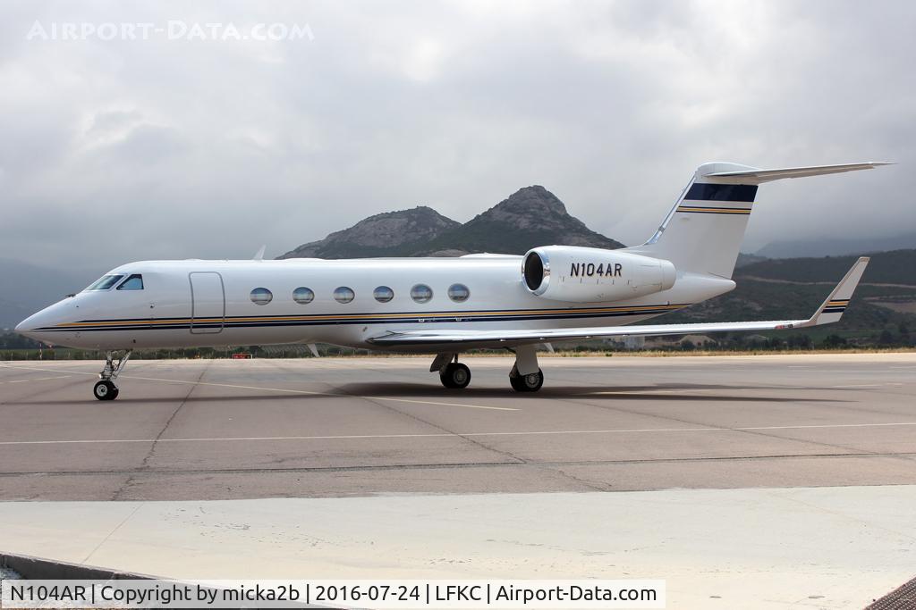 N104AR, 2011 Gulfstream Aerospace GIV-X (G450) C/N 4223, Taxiing