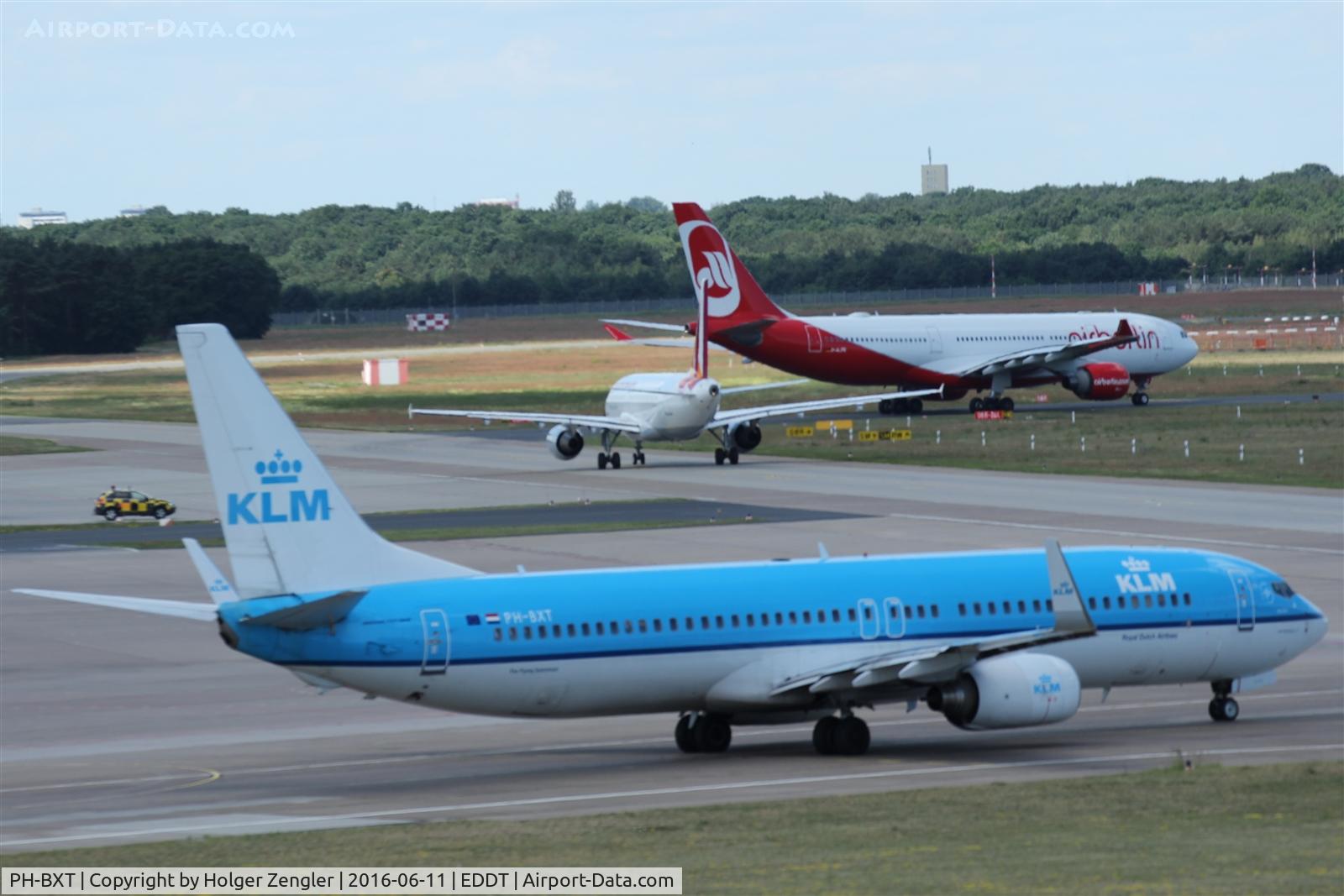 PH-BXT, 2004 Boeing 737-9K2 C/N 32944, TXL waving good bye tour no.4 since 2011