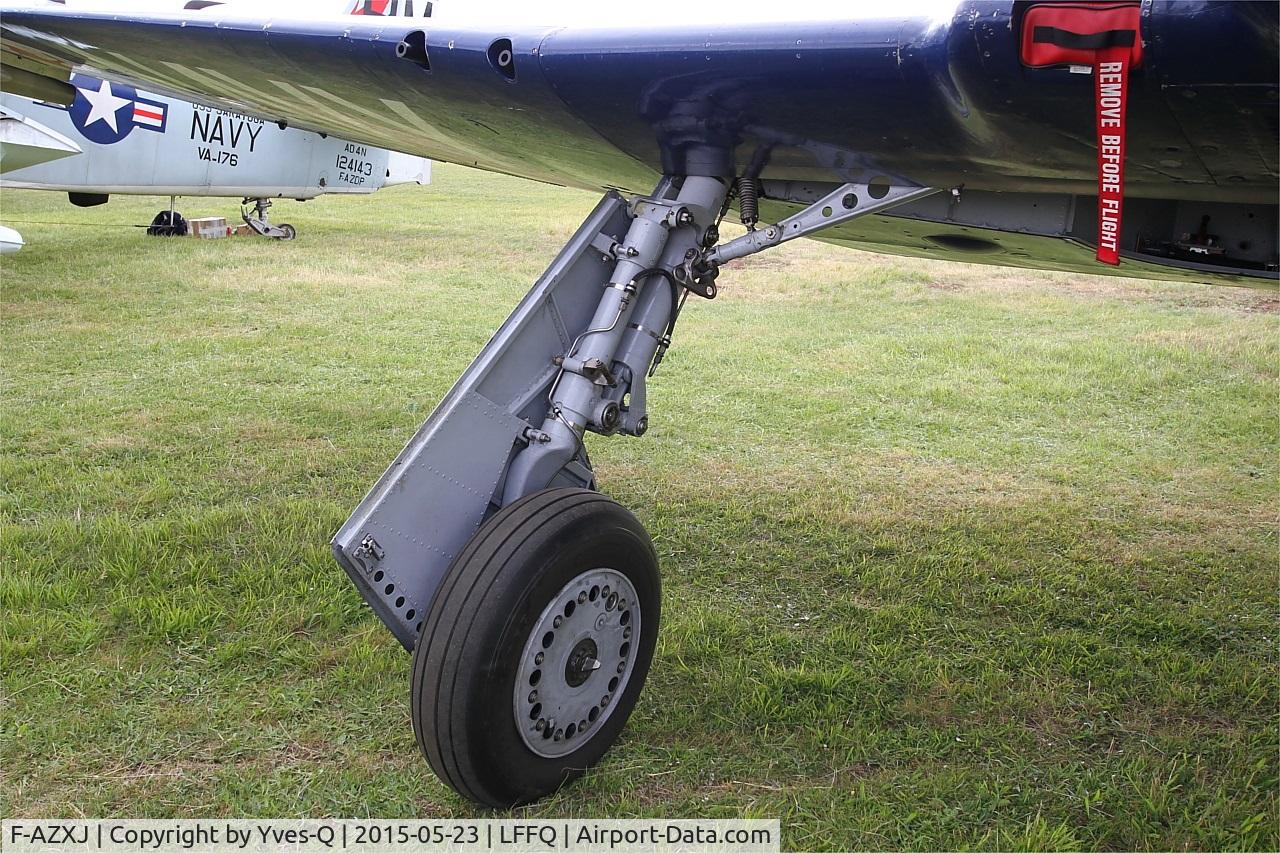 F-AZXJ, 1949 Hawker Sea Fury FB.11 C/N 37733, Hawker Sea Fury FB.11, Close view of right main landing gear, La Ferté-Alais airfield (LFFQ) Airshow 2015