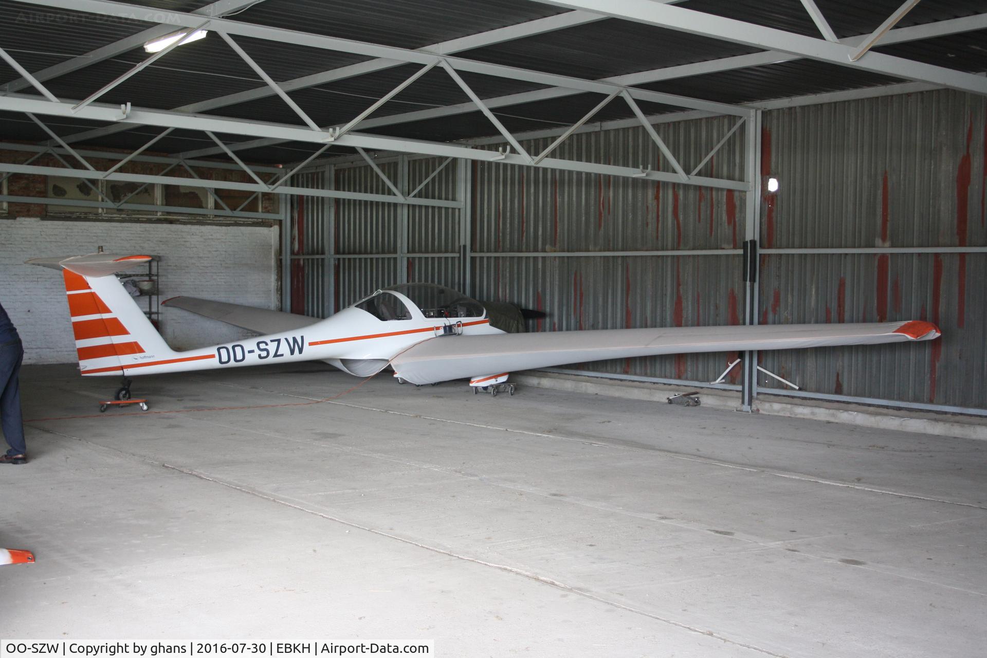 OO-SZW, Hoffmann H-36 Dimona C/N 3609, In hangar