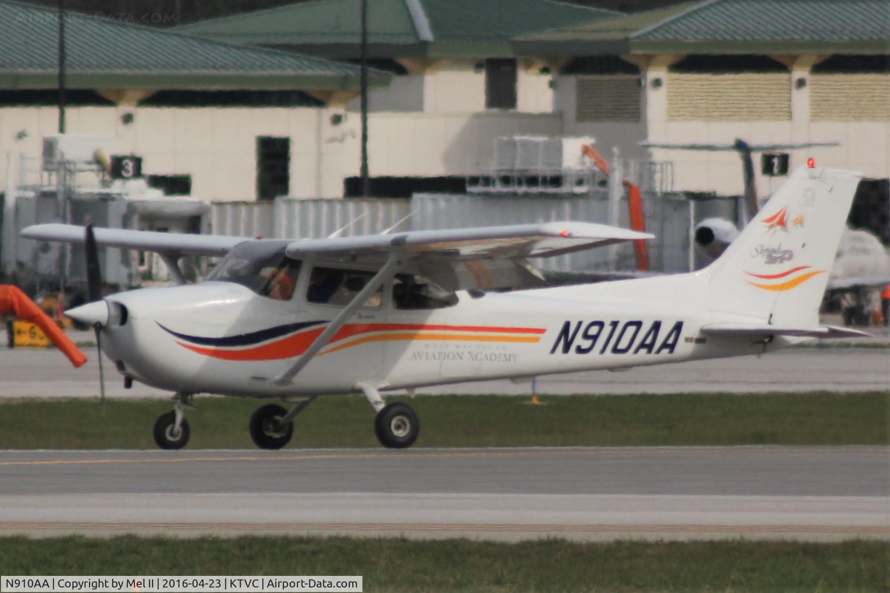 N910AA, 1999 Cessna 172S C/N 172S8173, Departing RWY 36