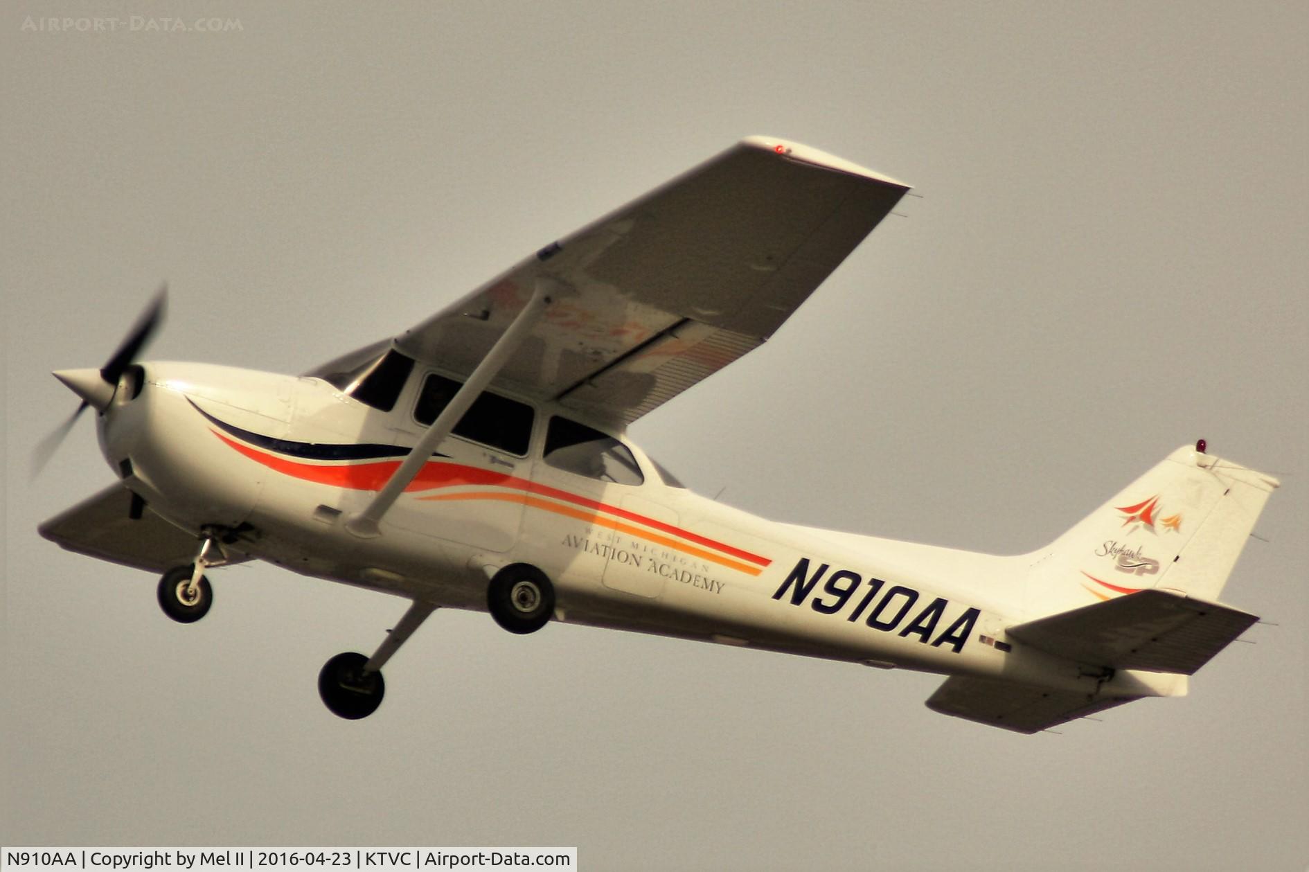 N910AA, 1999 Cessna 172S C/N 172S8173, Departing RWY 36