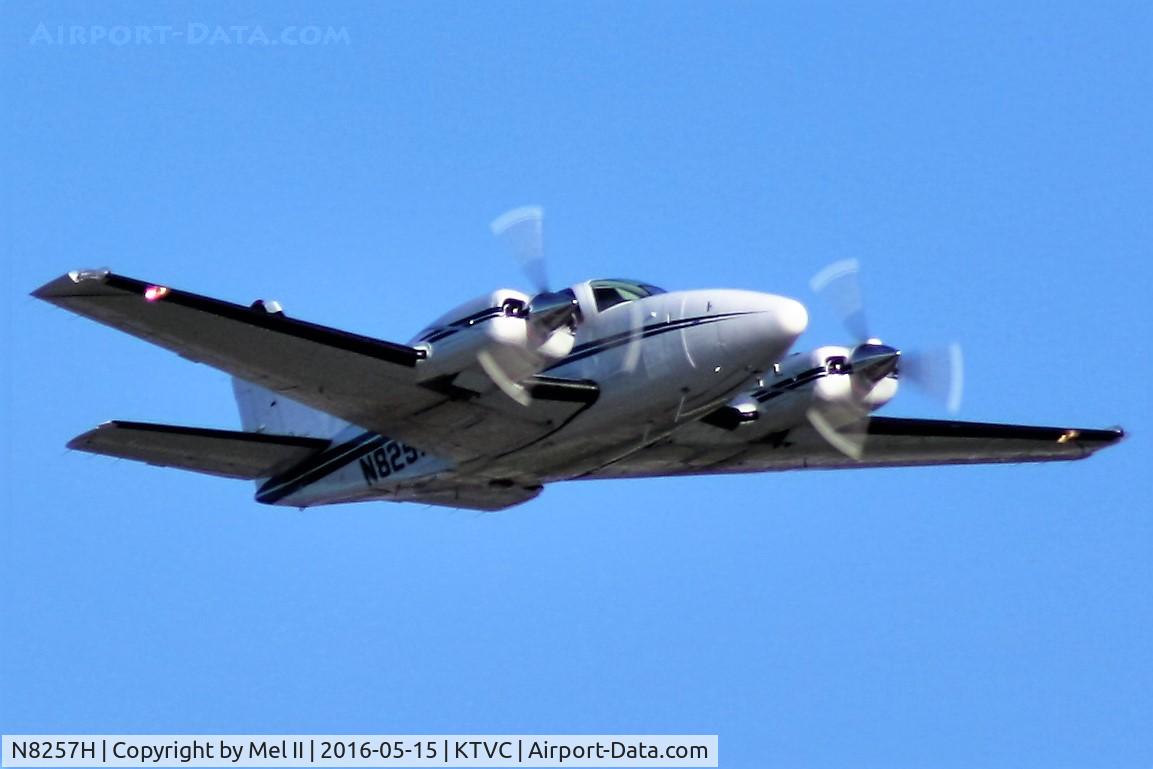 N8257H, 1992 Beech 58 Baron C/N TH-1650, Departing RWY 28