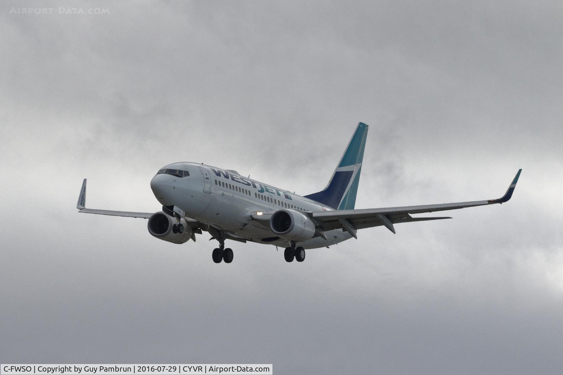 C-FWSO, 2004 Boeing 737-7CT C/N 32759, Landing