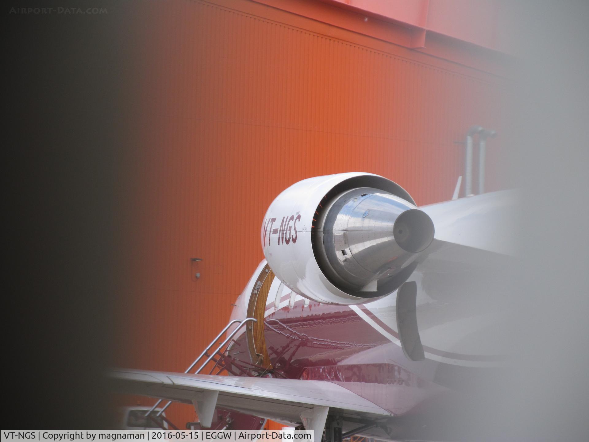 VT-NGS, 1996 Canadair Challenger 604 (CL-600-2B16) C/N 5314, interestingly framed shot thanks to stupidly bad fencing at luton