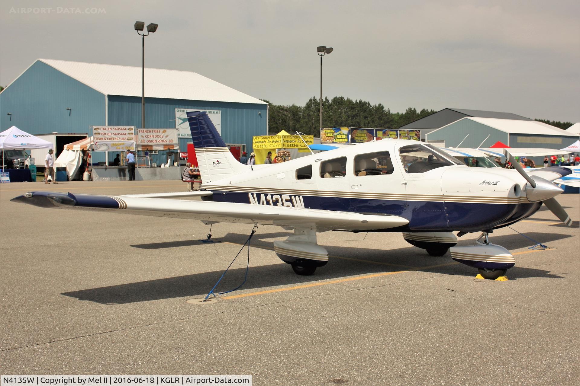 N4135W, 1999 Piper PA-28-181 C/N 2843244, Parked