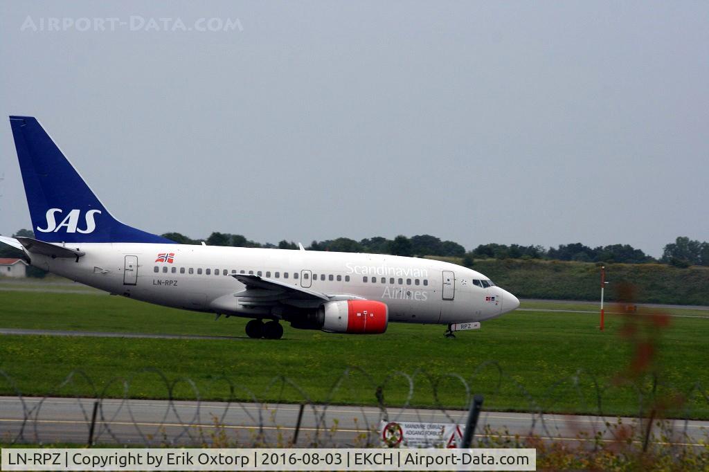 LN-RPZ, 1998 Boeing 737-683 C/N 28293, LN-RPZ taking off rw 22R