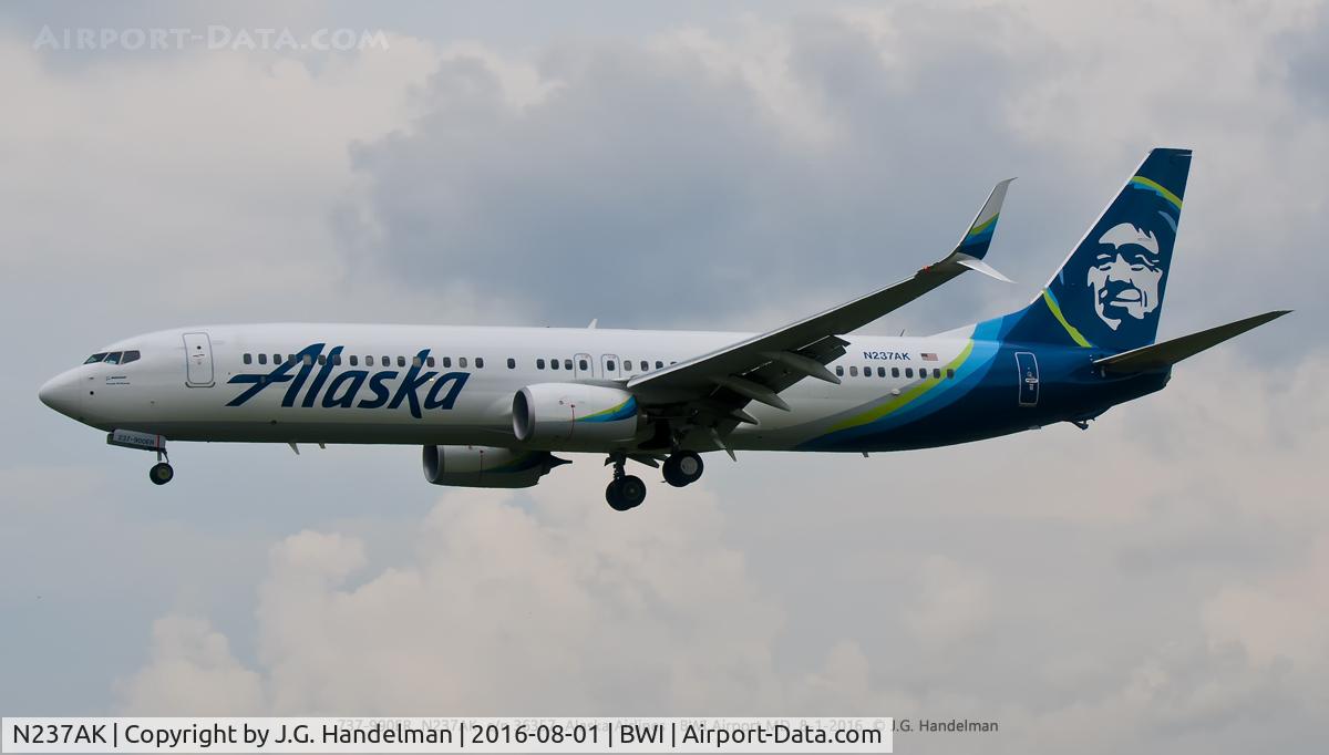 N237AK, 2016 Boeing 737-990/ER C/N 36357, Short final to 33L.
