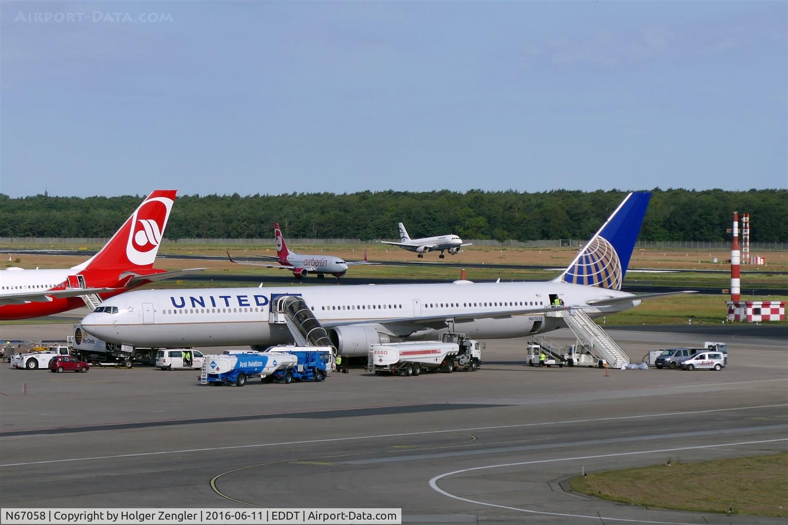 N67058, 2002 Boeing 767-424/ER C/N 29453, TXL waving good bye tour no.4 since 2011