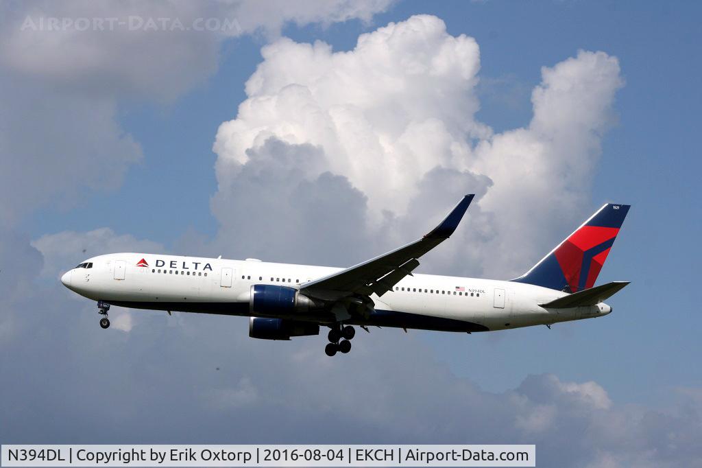 N394DL, 1995 Boeing 767-324/ER C/N 27394, N394DL about to land rw 22L