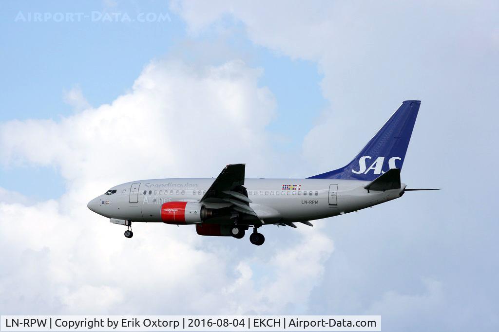 LN-RPW, 1999 Boeing 737-683 C/N 28289, LN-RPW about to land rw 22L