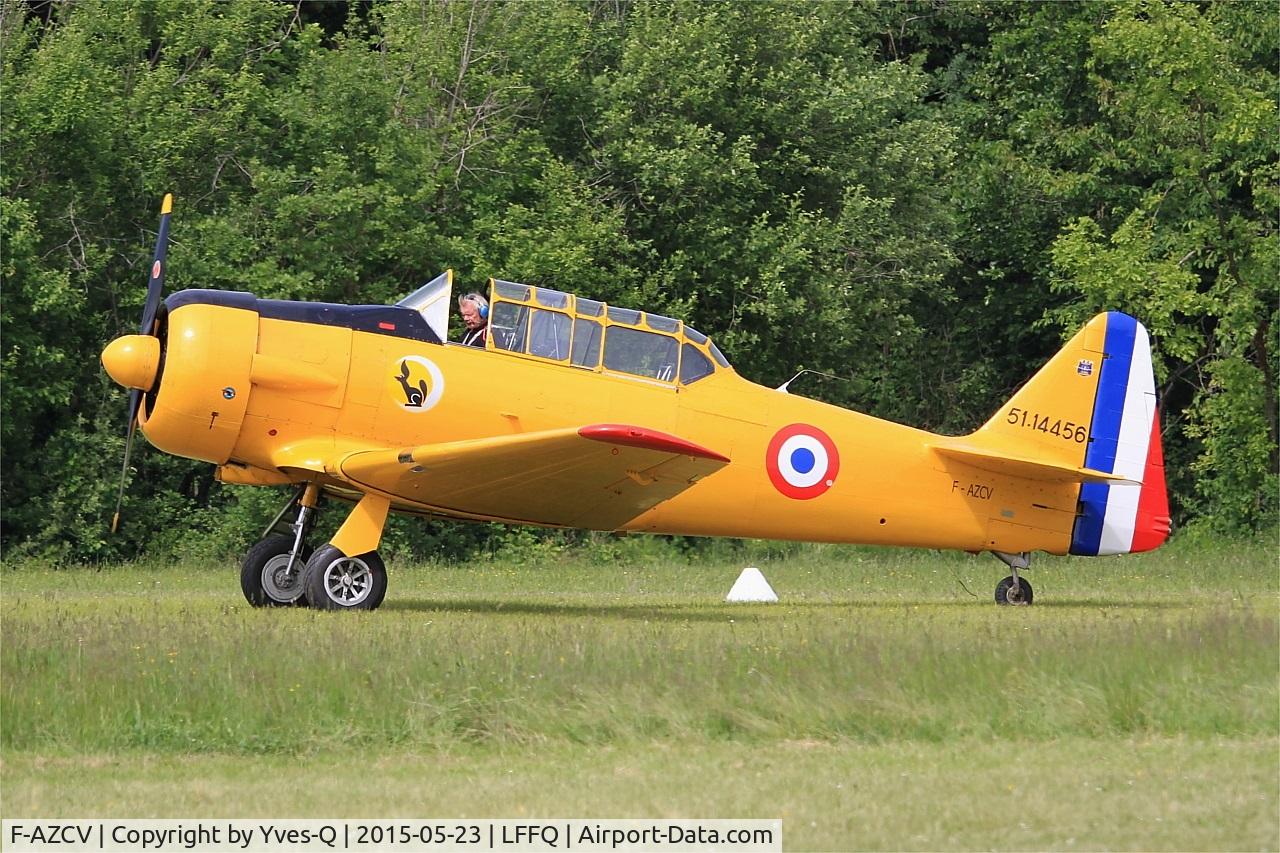 F-AZCV, 1951 North American T-6G Texan C/N 182-143, North American T-6G Texan, Landing rwy 28, La Ferté-Alais airfield (LFFQ) Airshow 2015