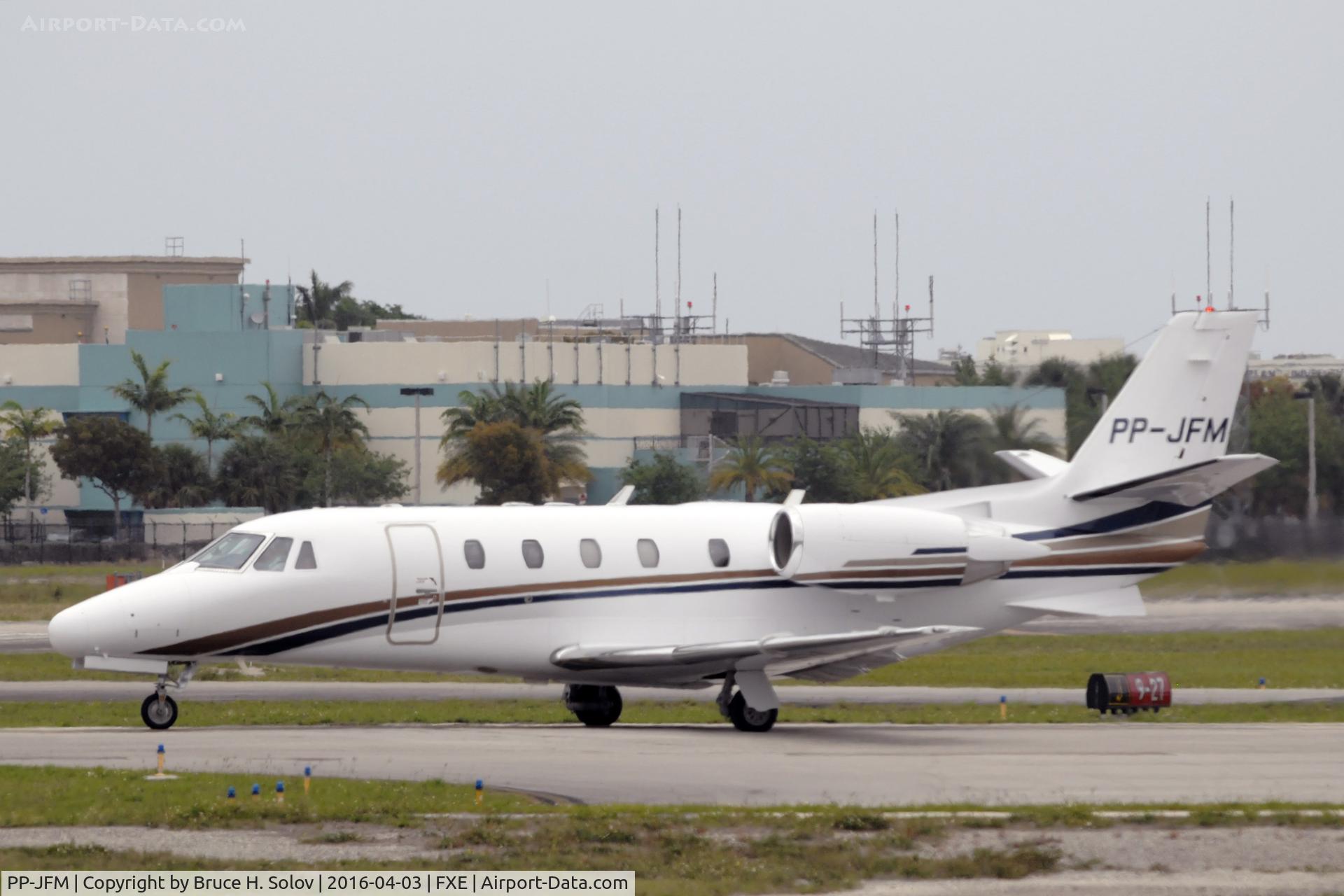 PP-JFM, 1999 Cessna 560XL Citation Excel C/N 560-5045, waiting for departure