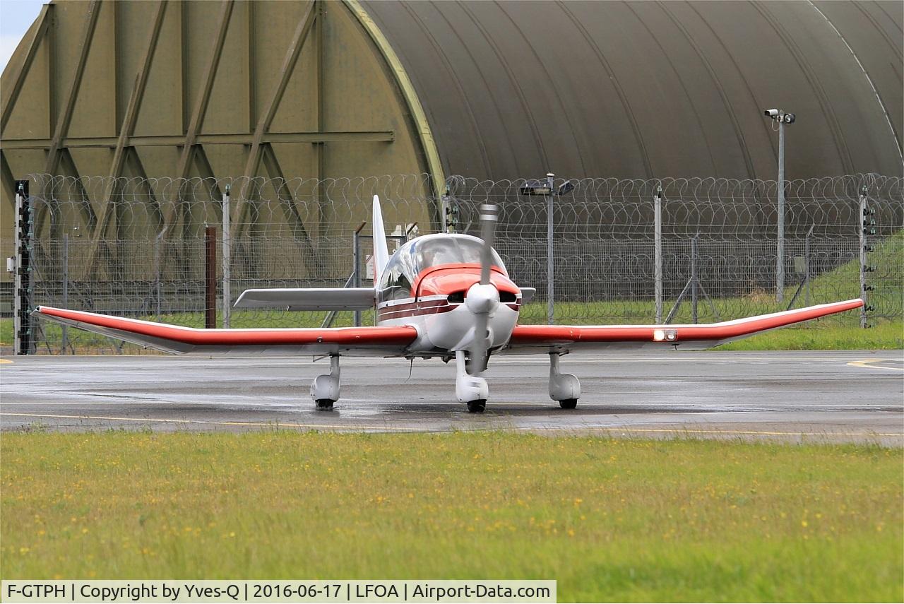 F-GTPH, Robin DR-400-180 Regent Regent C/N 2410, Robin DR-400-180, Taxiing to holding point rwy 24, Avord Air Base 702 (LFOA) Open day 2016