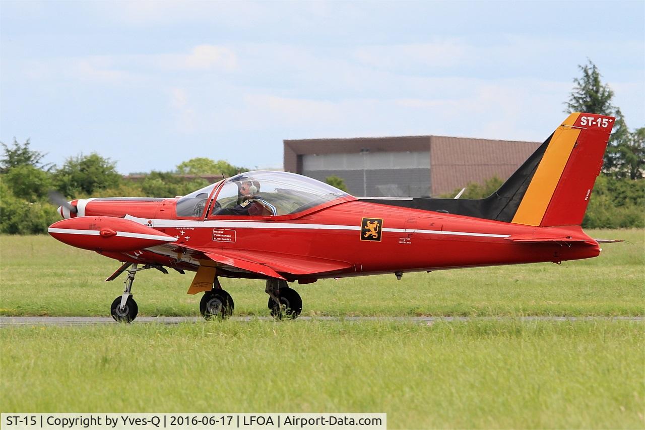 ST-15, SIAI-Marchetti SF-260M+ C/N 10-15, Belgian Red Devil Team SIAI-Marchetti SF-260M, Taxiing to holding point rwy 24, Avord Air Base 702 (LFOA) Open day 2016