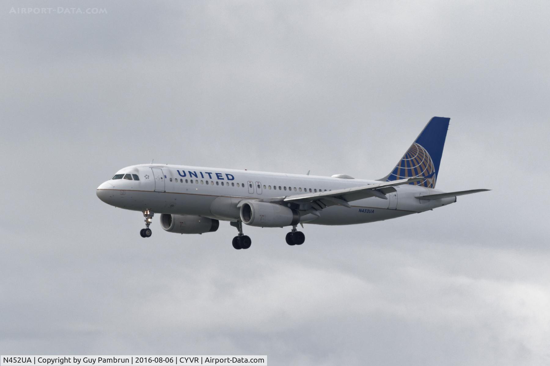 N452UA, 1999 Airbus A320-232 C/N 0955, Landing