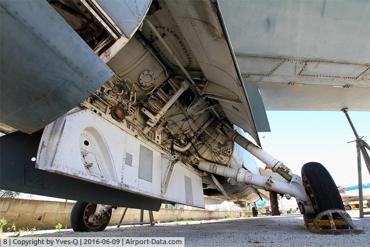 8, Vought F-8E(FN) Crusader C/N 1225, Vought F-8E(FN) Crusader, Close view of main landing gear, 