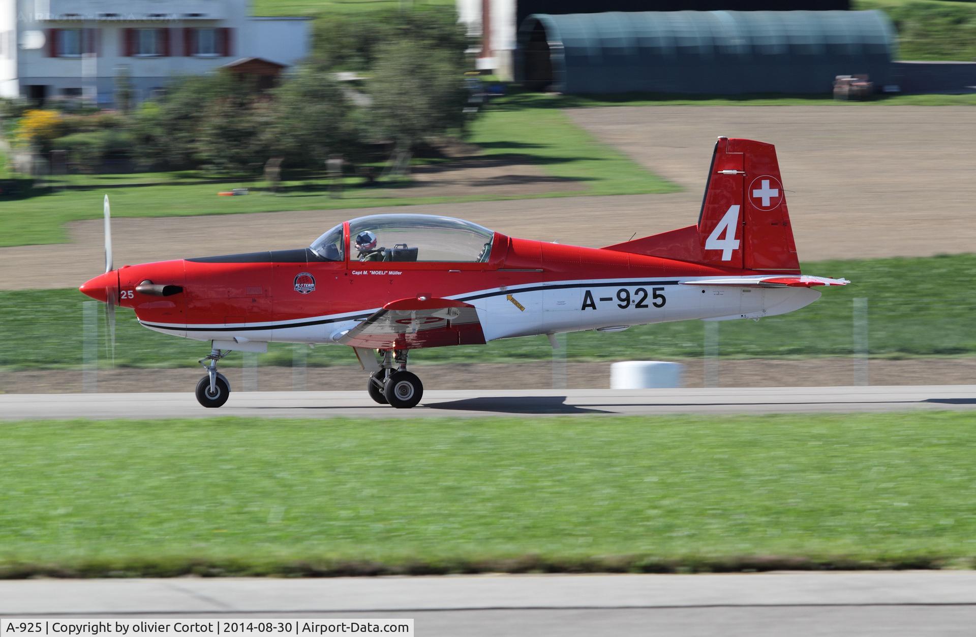 A-925, 1983 Pilatus PC-7 Turbo Trainer C/N 333, landing afther the show, Air 14