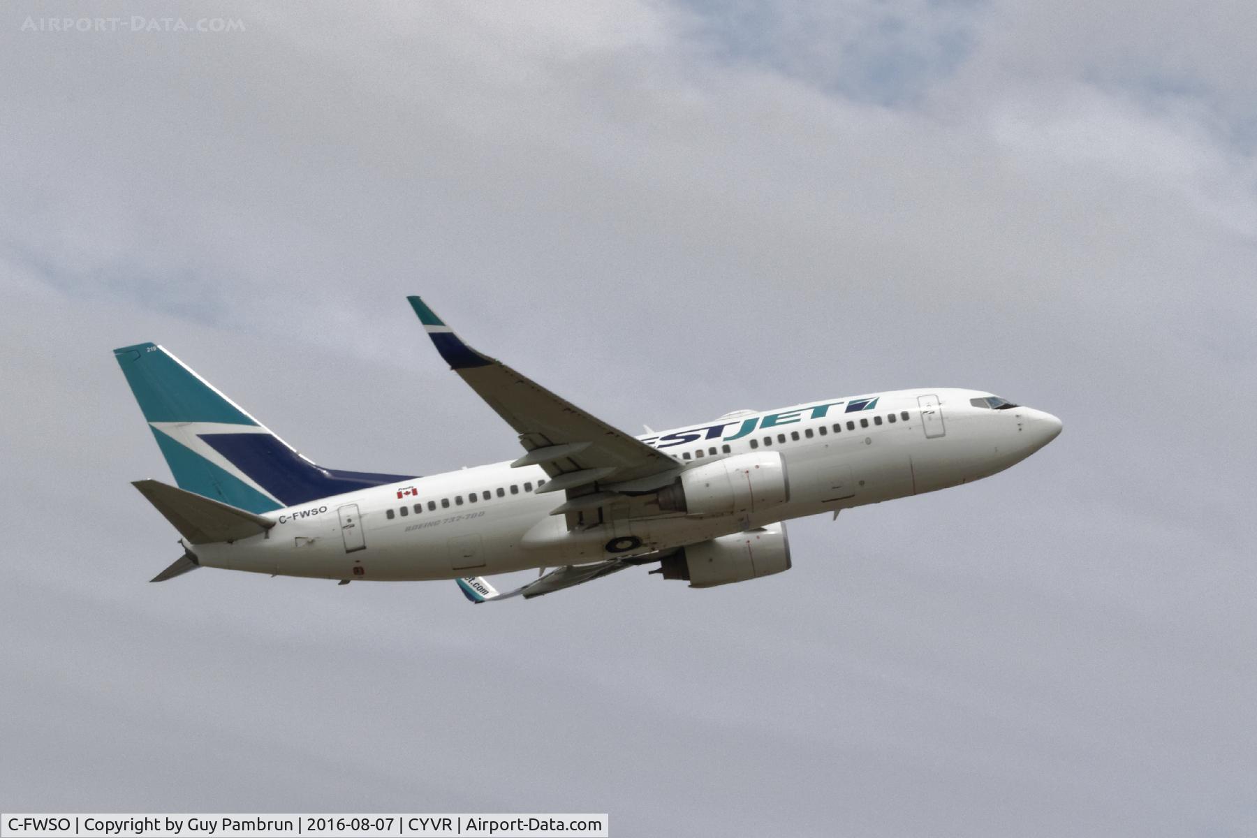 C-FWSO, 2004 Boeing 737-7CT C/N 32759, Departing