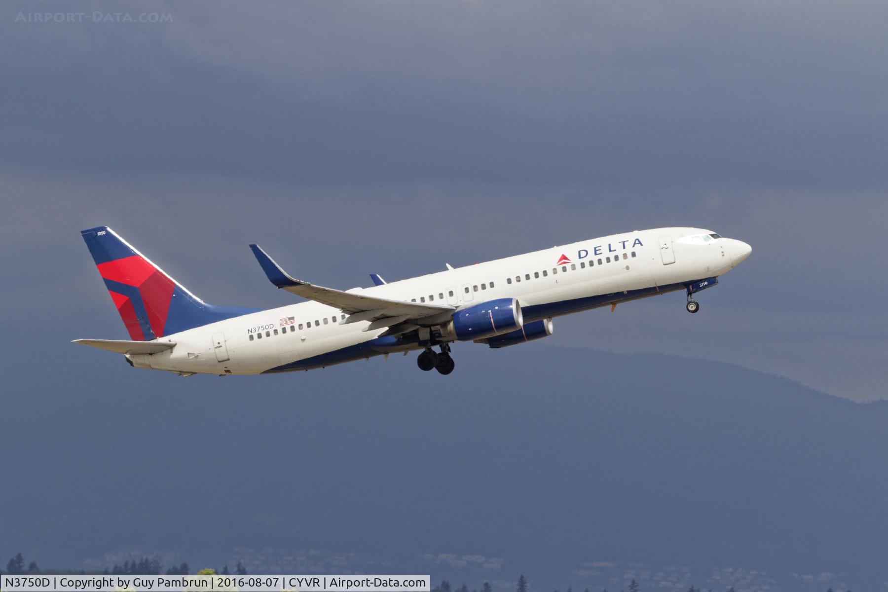 N3750D, 2001 Boeing 737-832 C/N 32375, Departing