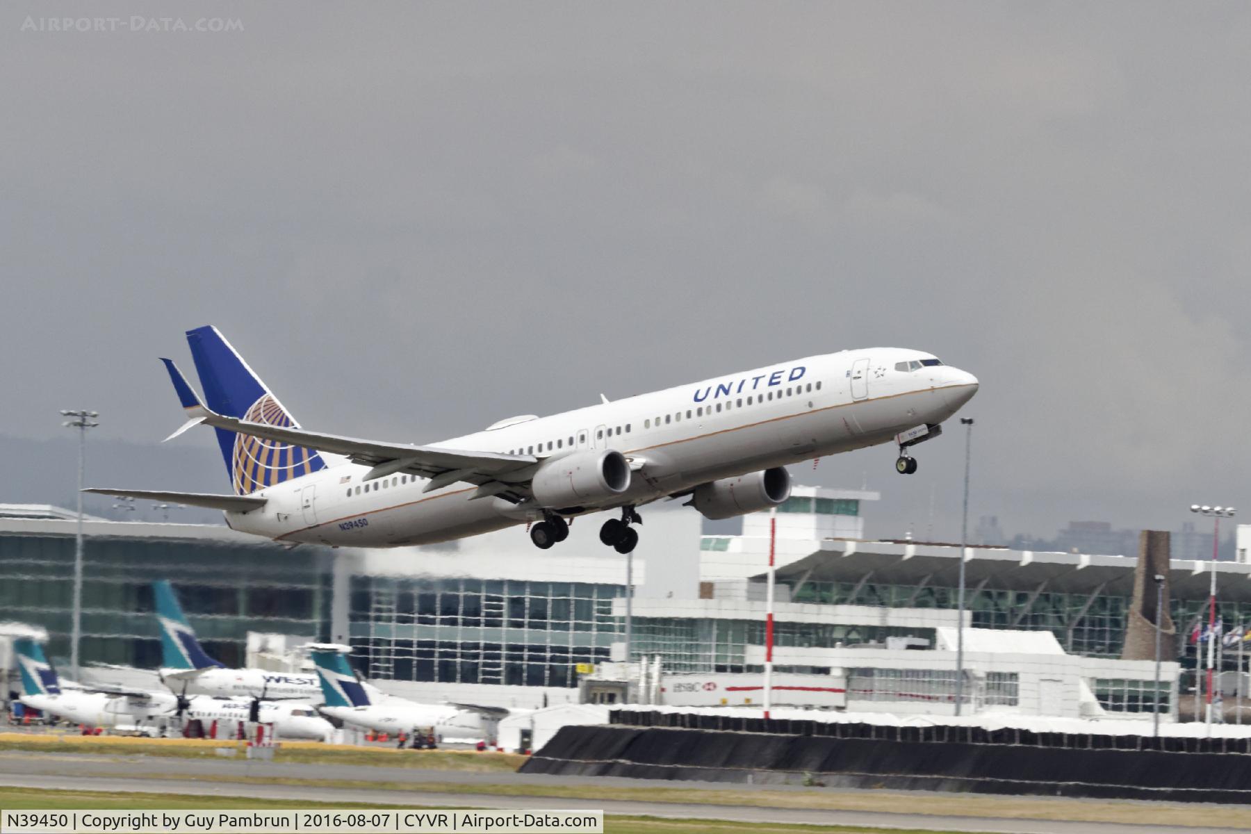 N39450, 2012 Boeing 737-924/ER C/N 40004, Departing