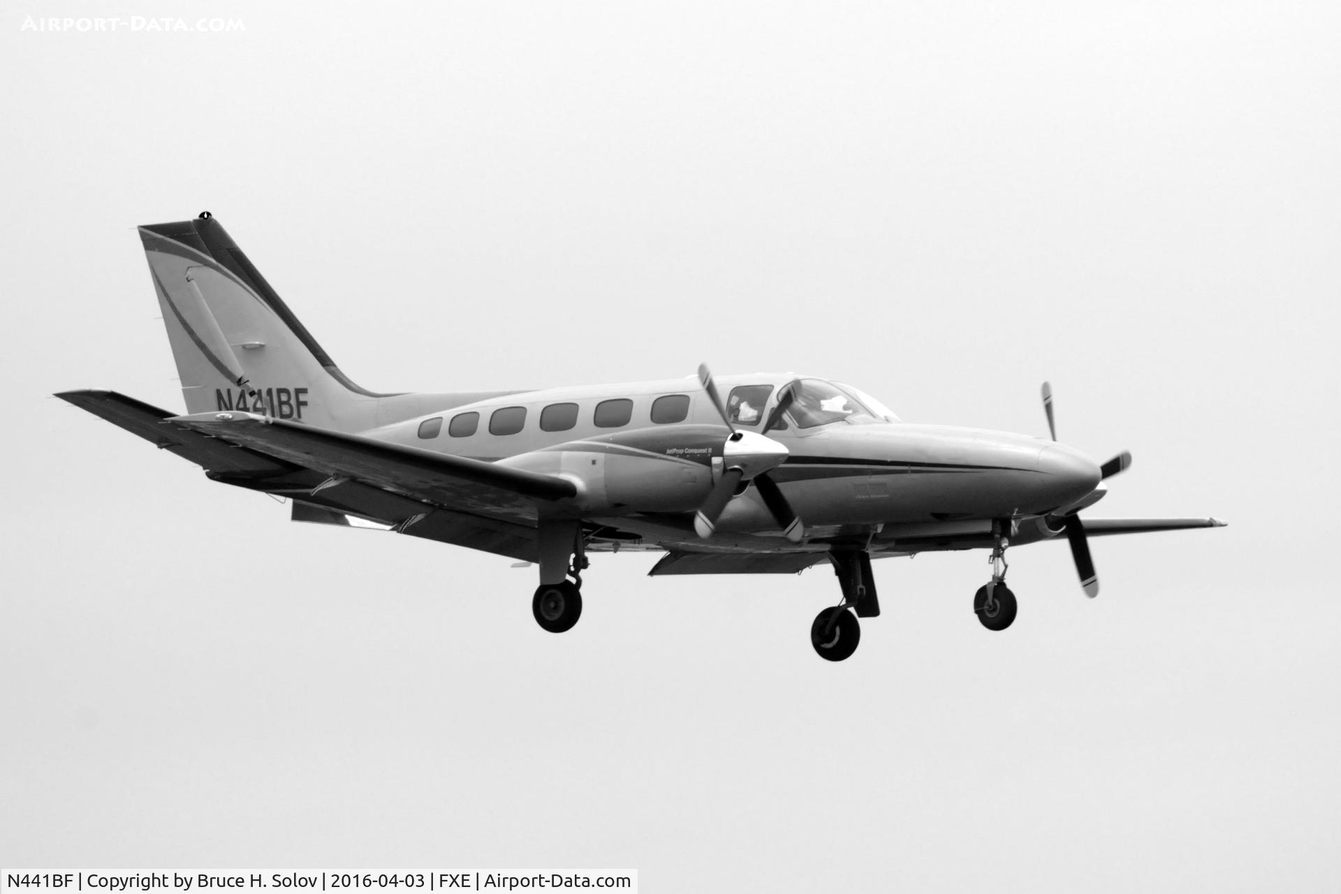 N441BF, Cessna 441 C/N 441-0145, approach to FXE