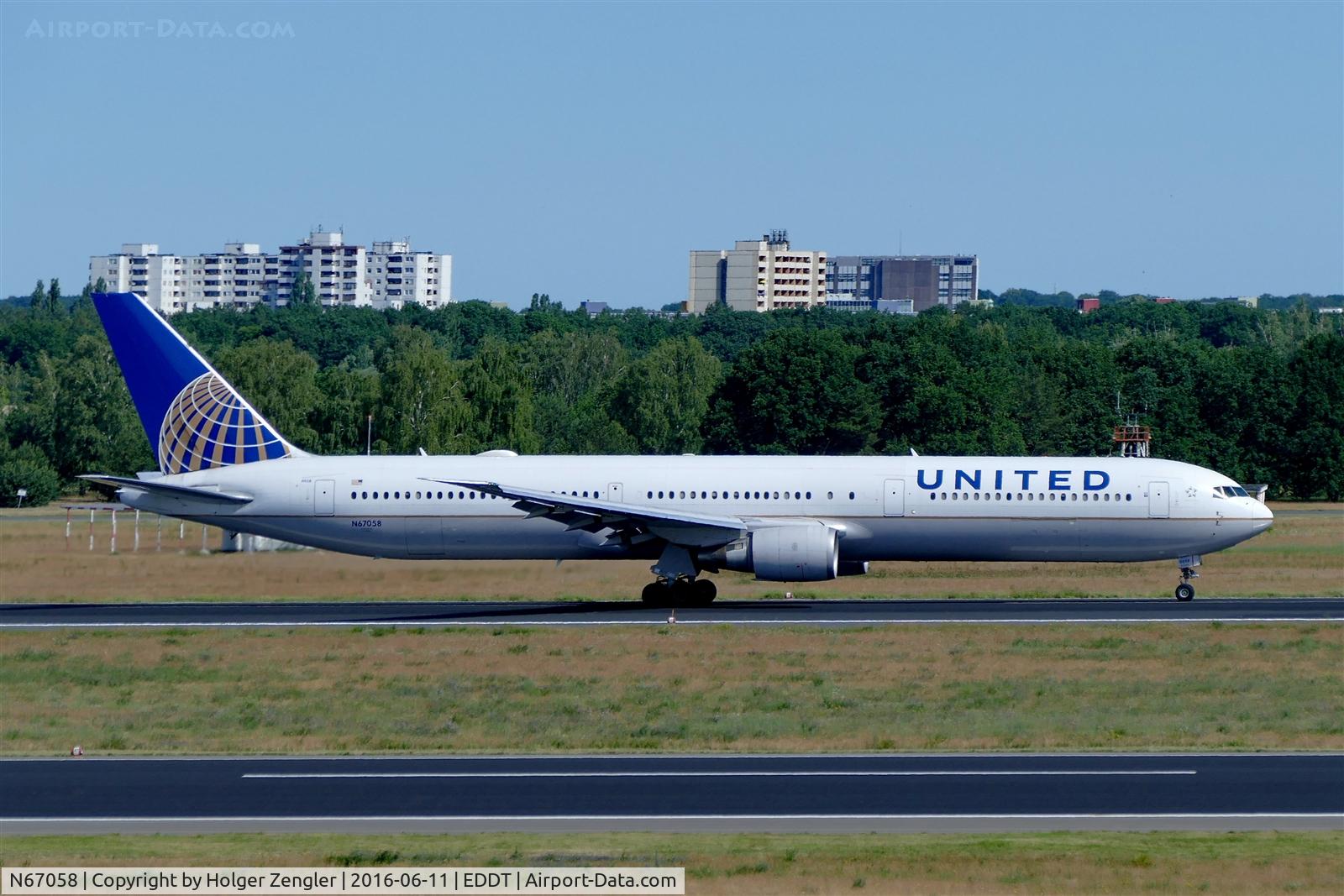 N67058, 2002 Boeing 767-424/ER C/N 29453, TXL waving good bye tour no.4 since 2011