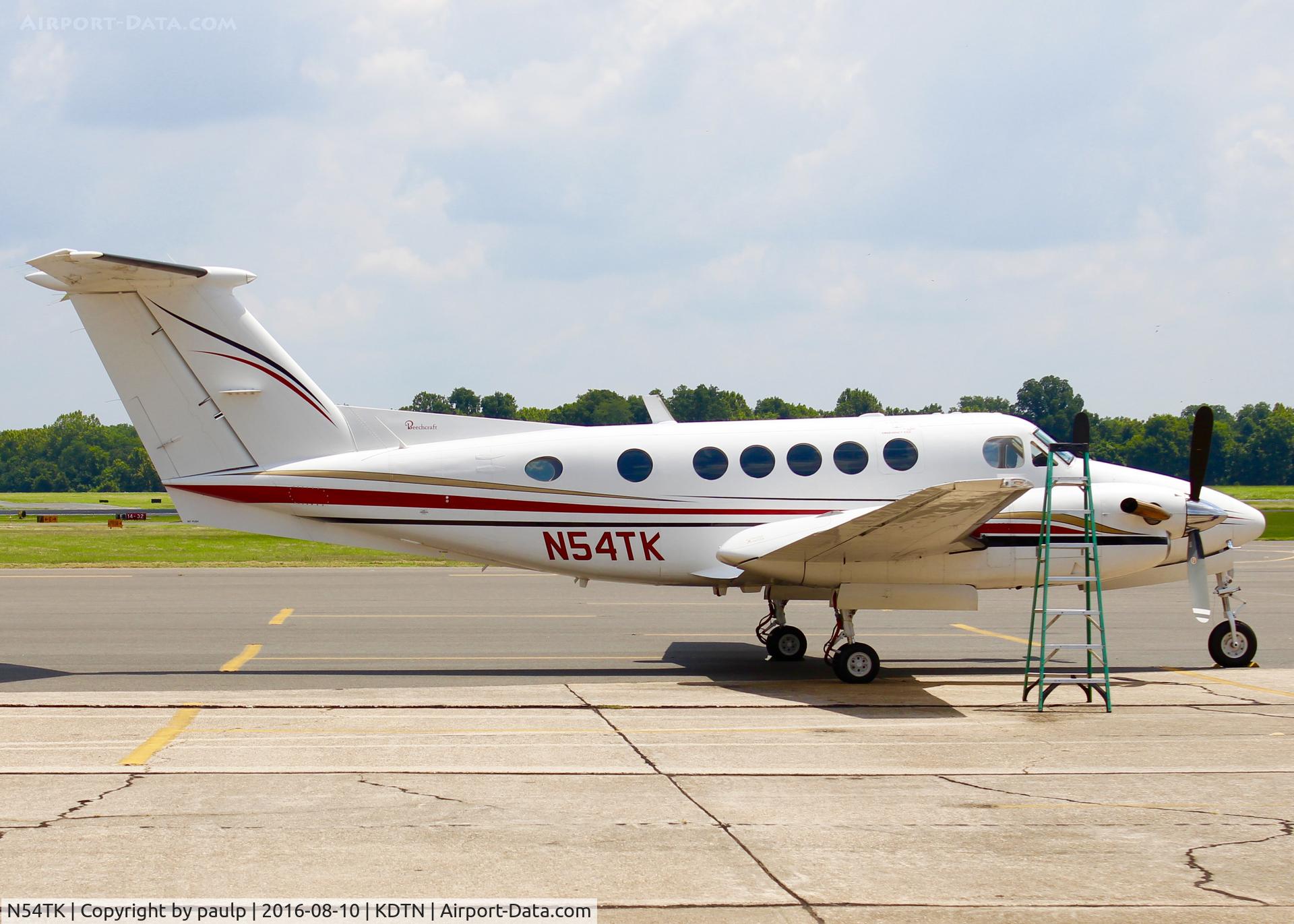 N54TK, 1980 Beech 200 C/N BB-686, At Downtown Shreveport.
