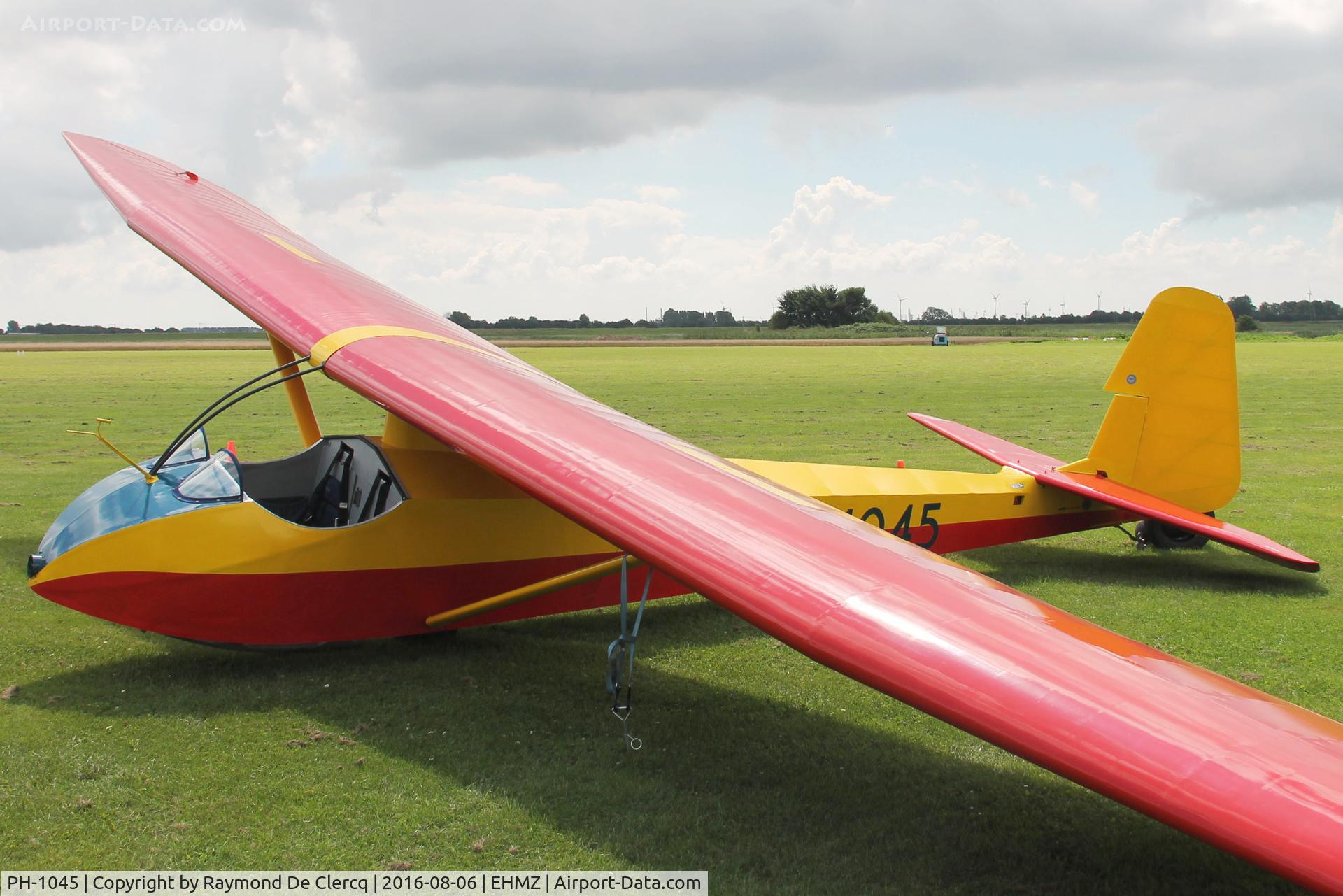 PH-1045, Slingsby T-21B Sedbergh C/N 1214, At Midden-Zeeland.
