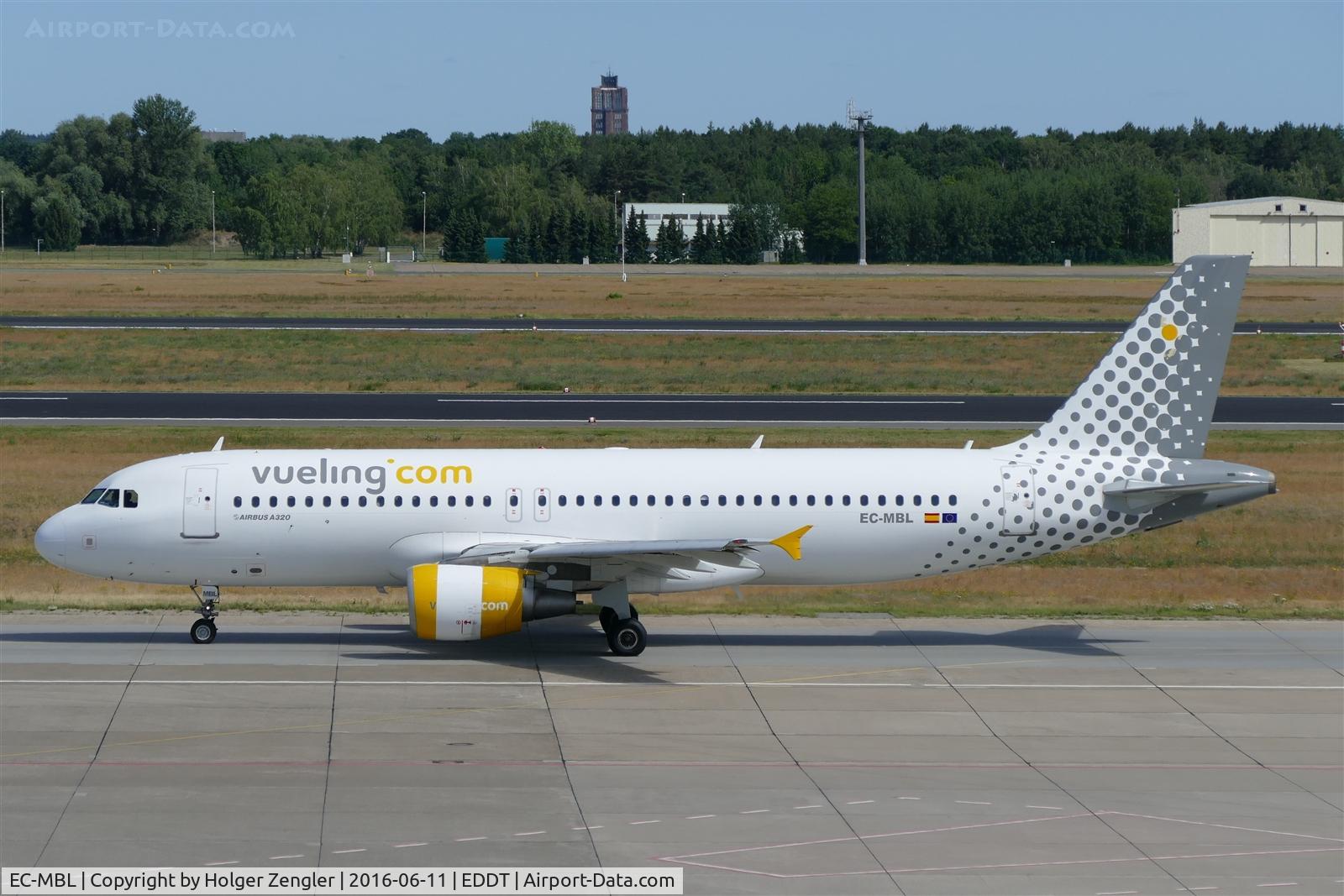 EC-MBL, 2009 Airbus A320-214 C/N 3833, TXL waving good bye tour no.4 since 2011