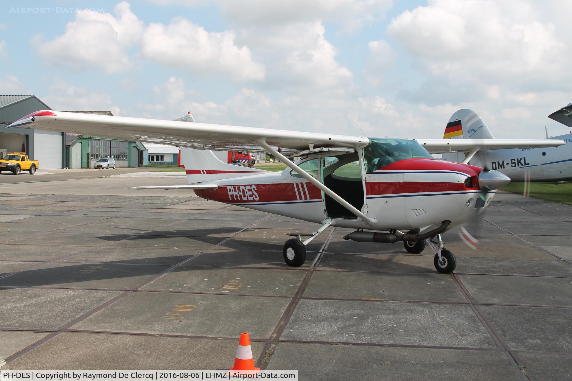 PH-DES, 1975 Reims F182P II Skylane C/N F18263920/0016, With opened door for skydiving.