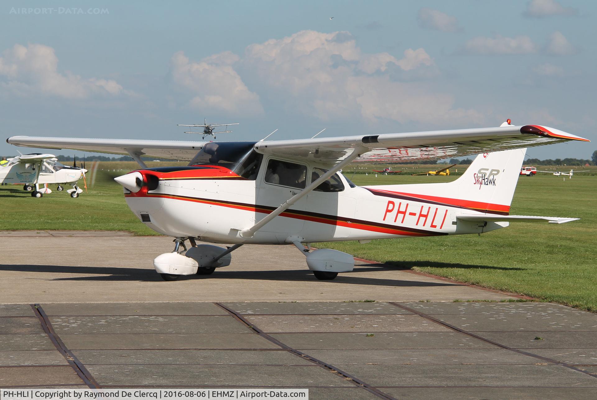 PH-HLI, 2001 Cessna 172S Skyhawk C/N 172S-8751, At Midden-Zeeland.