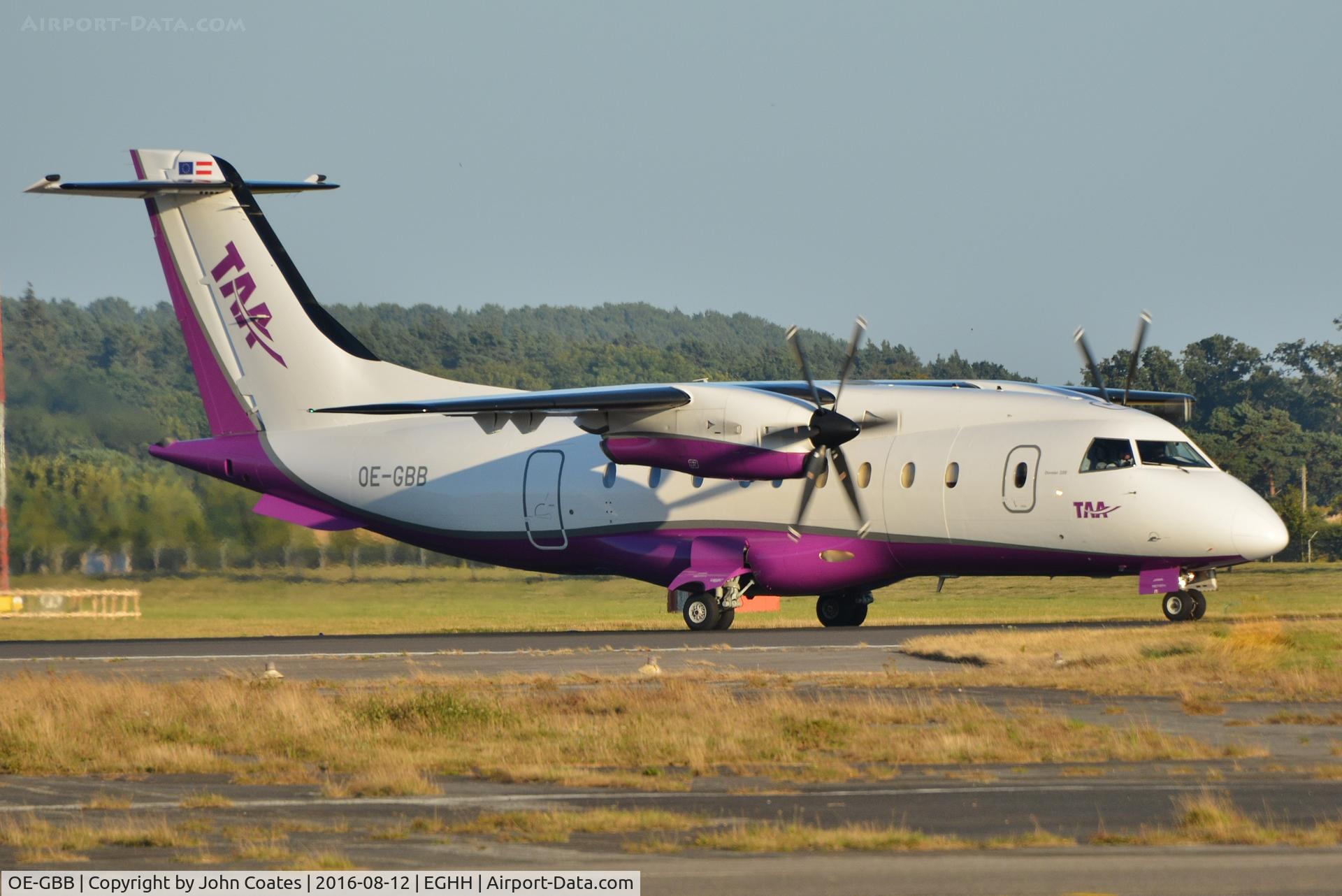 OE-GBB, 1996 Dornier 328-110 C/N 3078, Tyrol Air Ambulance arriving