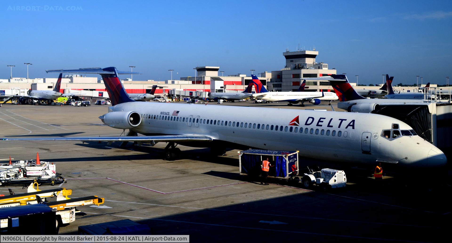 N906DL, 1987 McDonnell Douglas MD-88 C/N 49537, At the gate Atlanta