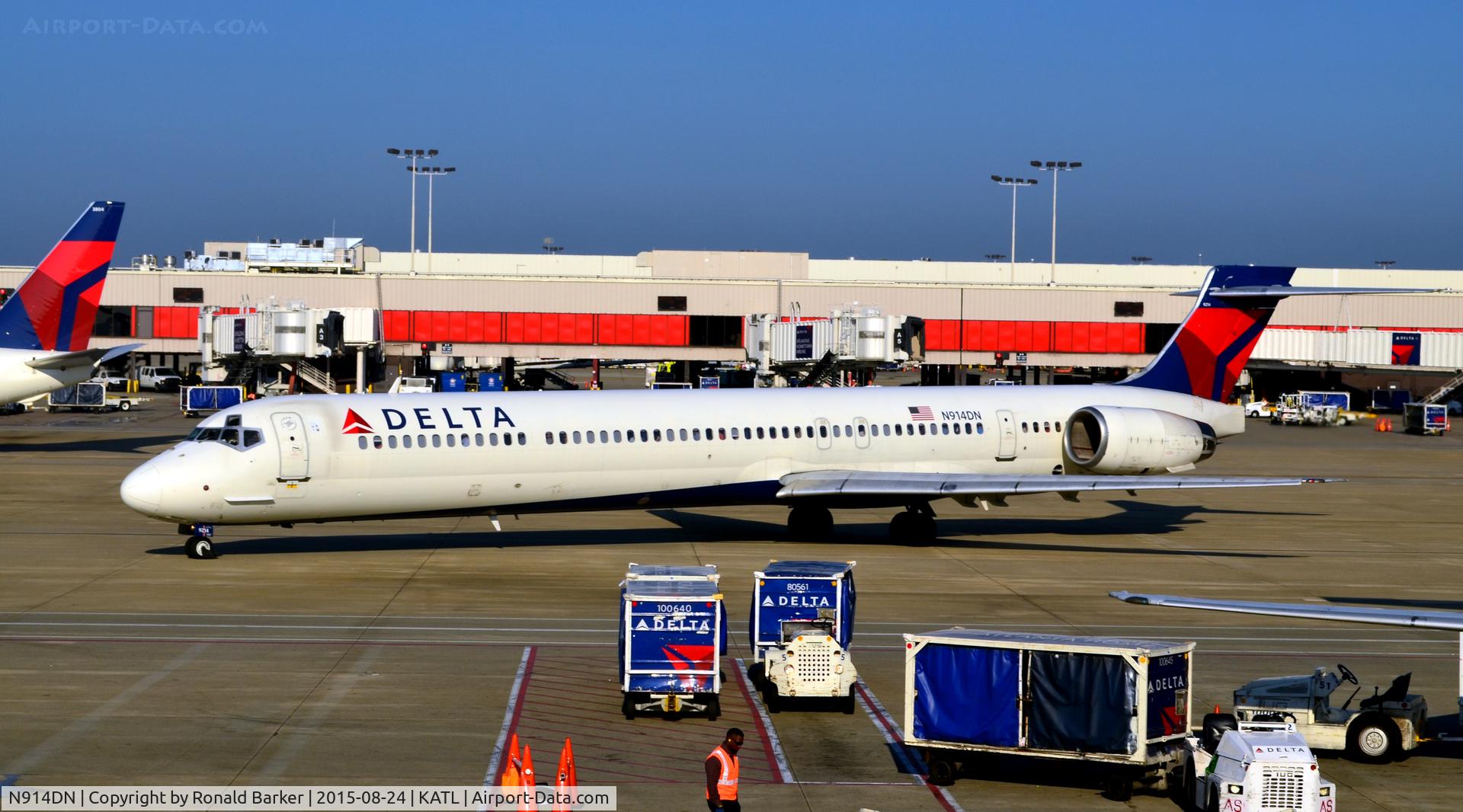 N914DN, 1996 McDonnell Douglas MD-90-30 C/N 53394, Taxi Atlanta