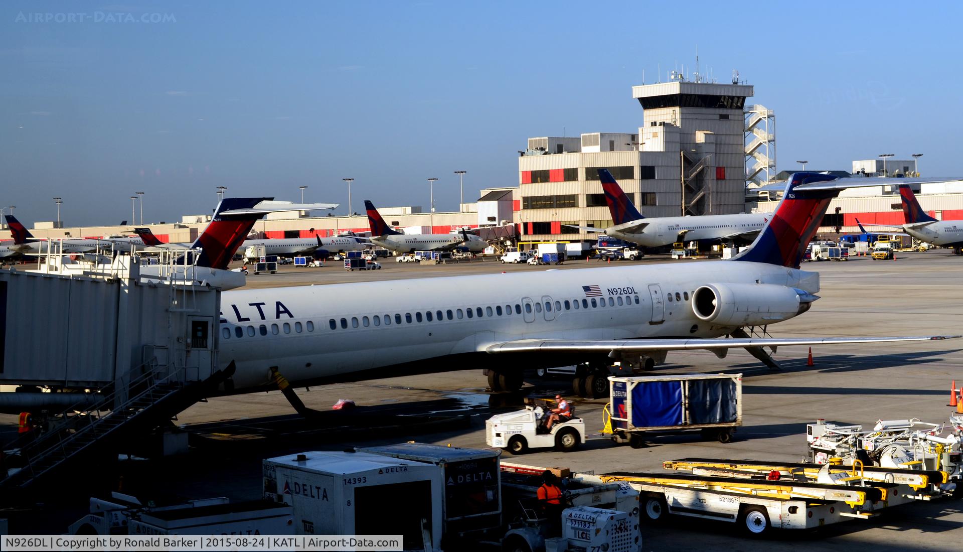 N926DL, 1988 McDonnell Douglas MD-88 C/N 49713, At the gate Atlanta