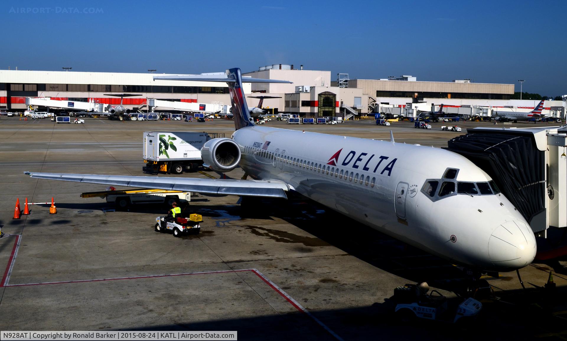N928AT, 2000 Boeing 717-200 C/N 55076, At the gate Atlanta