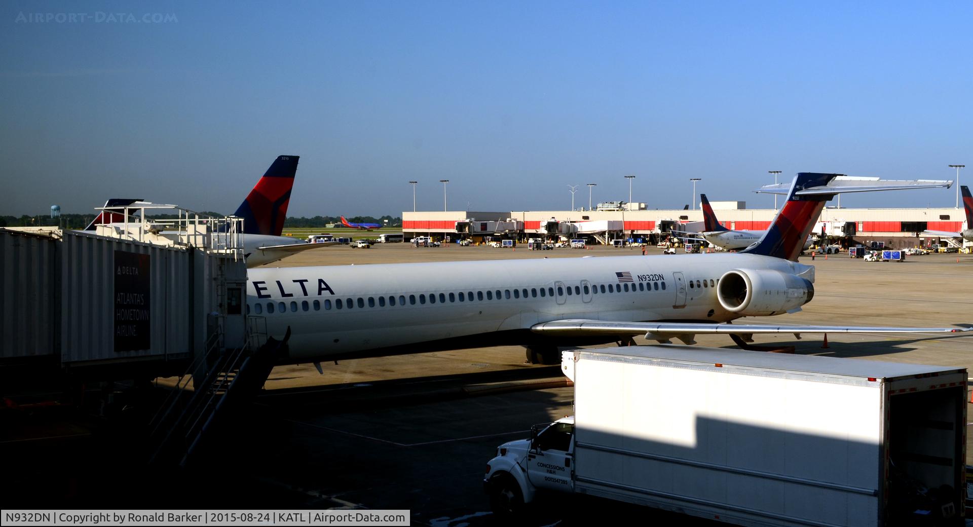 N932DN, 1996 McDonnell Douglas MD-90-30 C/N 53457, At the Gate Atlanta