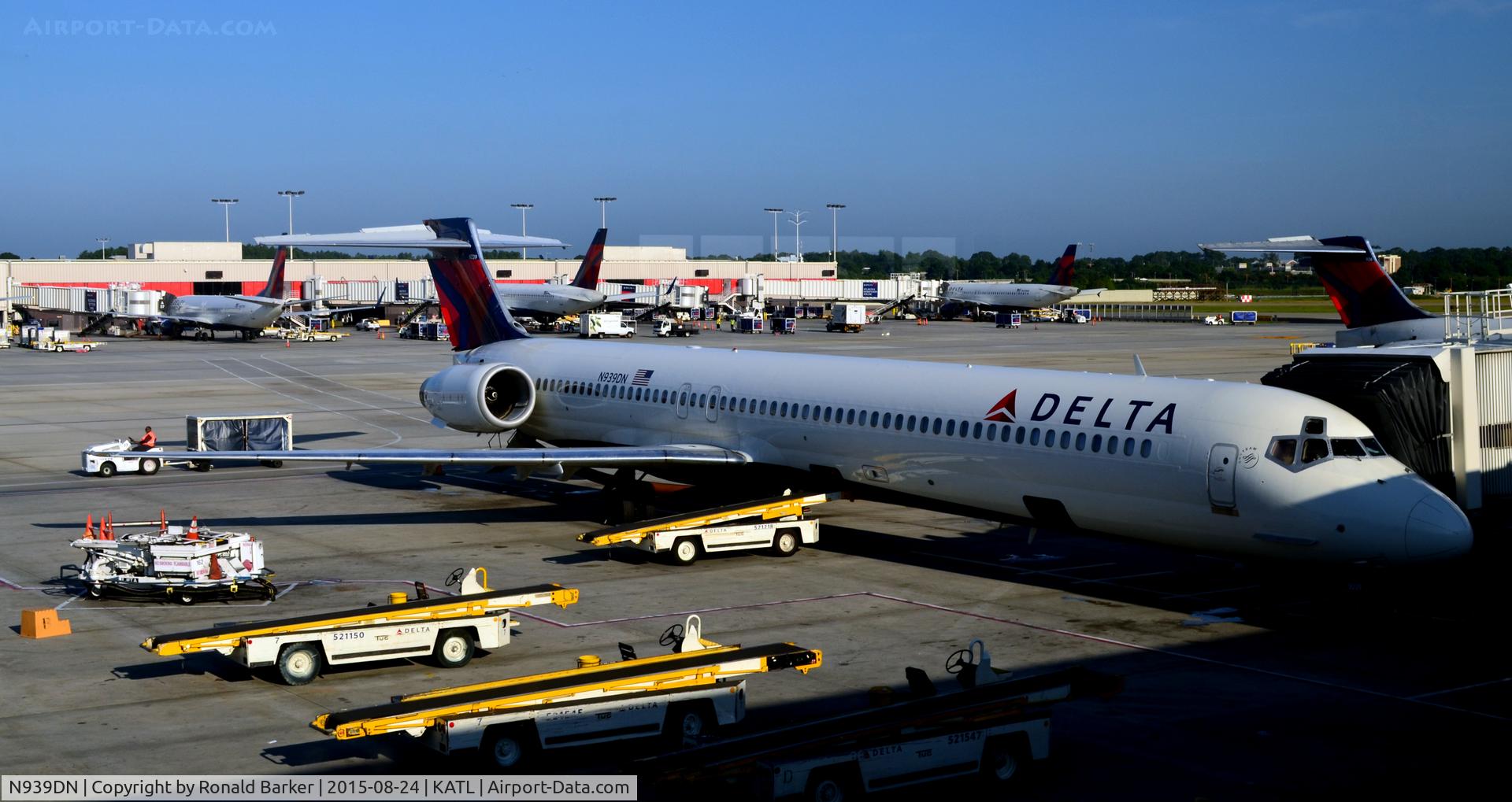 N939DN, 1996 McDonnell Douglas MD-90-30 C/N 53356, At the gate Atlanta