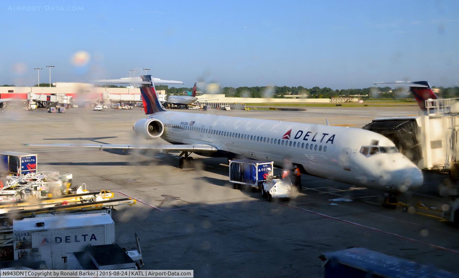 N943DN, 1997 McDonnell Douglas MD-90-30 C/N 53557, At the gate Atlanta