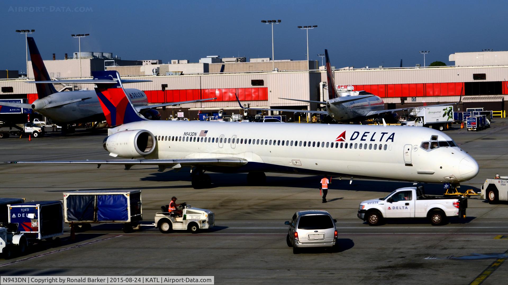 N943DN, 1997 McDonnell Douglas MD-90-30 C/N 53557, Push back Atlanta