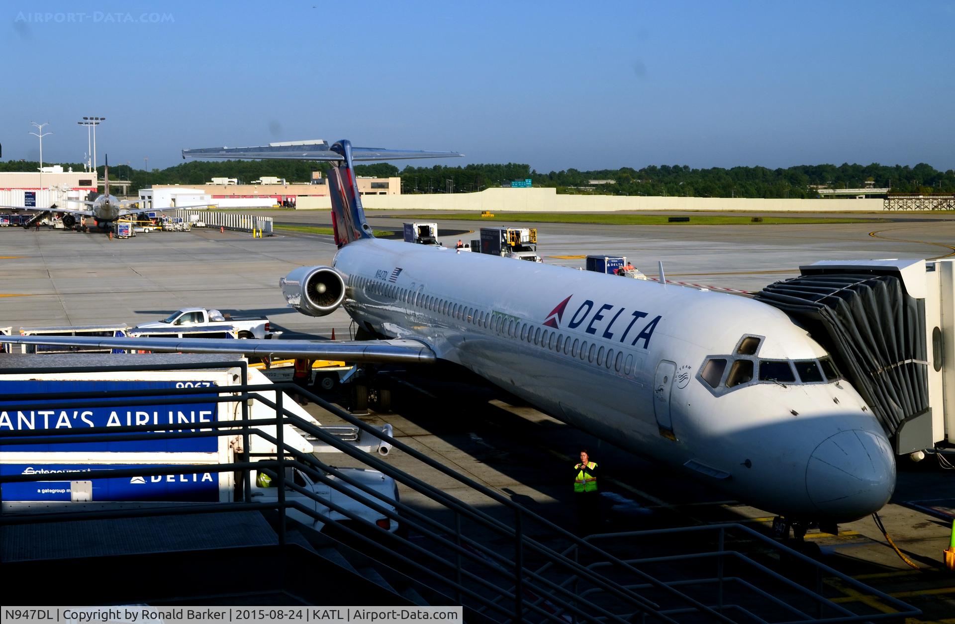 N947DL, 1989 McDonnell Douglas MD-88 C/N 49878, At the gate Atlnata