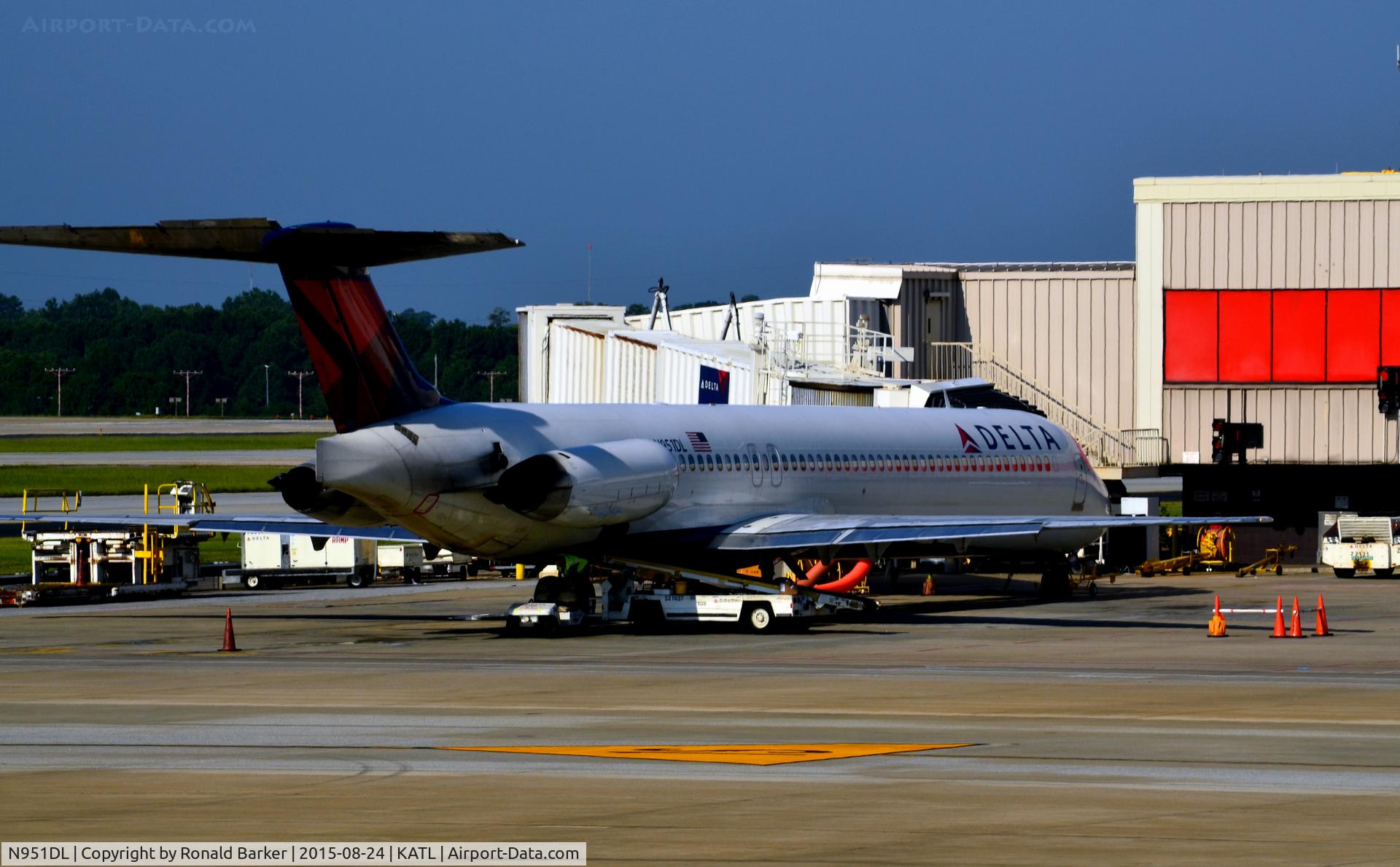 N951DL, 1990 McDonnell Douglas MD-88 C/N 49882, At the gate Atlanta