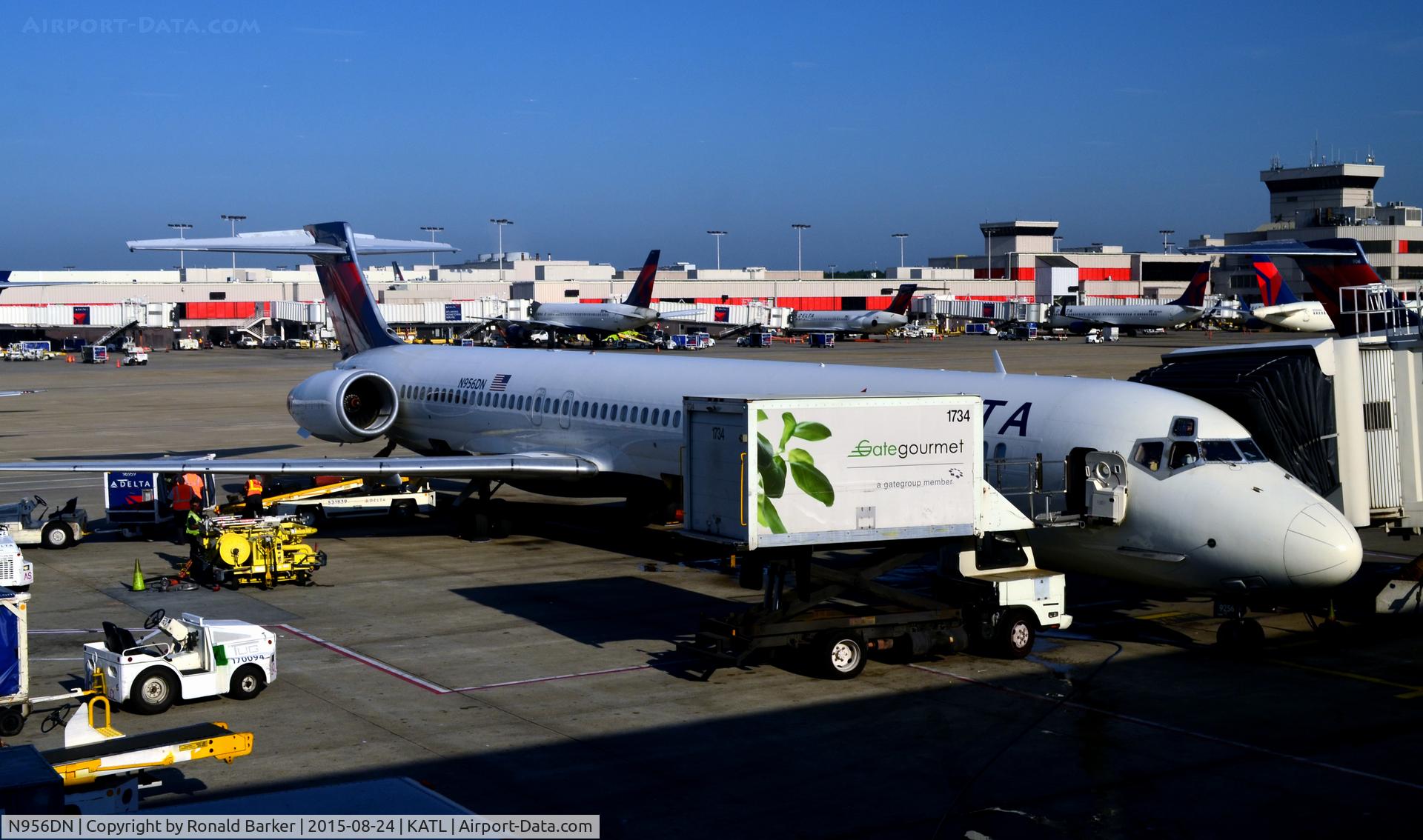 N956DN, McDonnell Douglas MD-90-30 C/N 53526, At the gate Atlanta