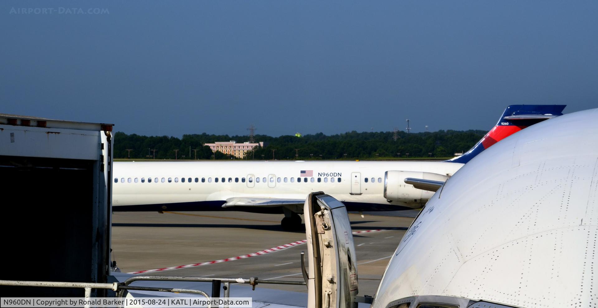 N960DN, 1998 McDonnell Douglas MD-90-30 C/N 53530, At the gate Atlanta