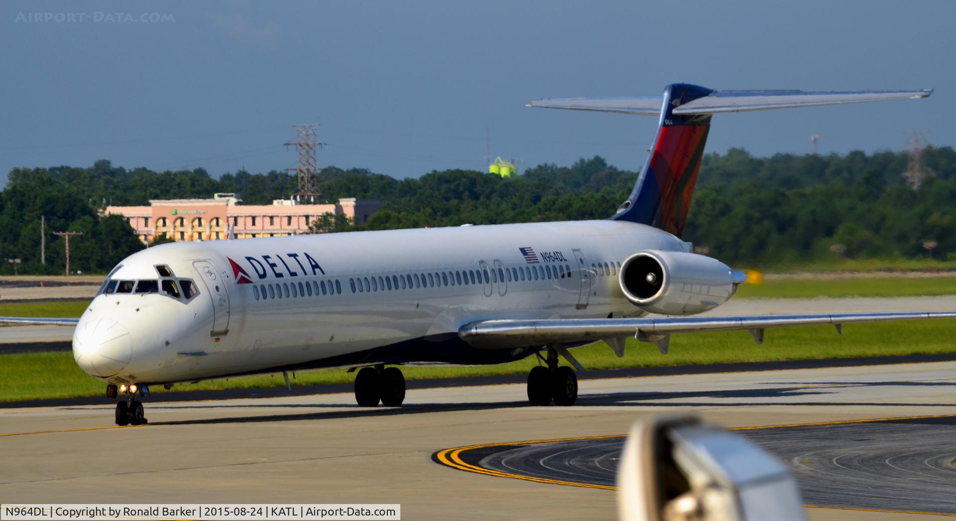 N964DL, 1990 McDonnell Douglas MD-88 C/N 49983, Taxi Atlanta