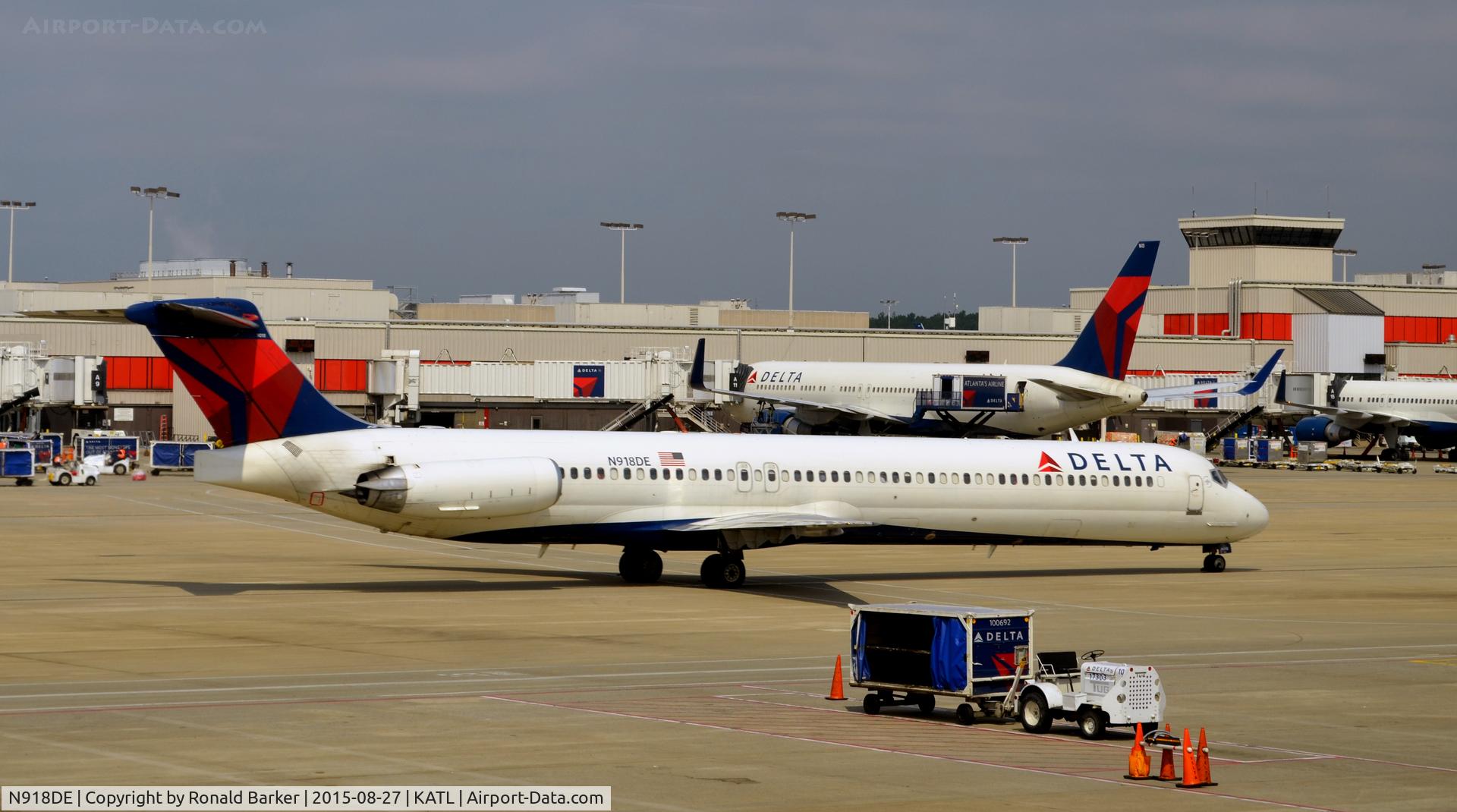 N918DE, 1993 McDonnell Douglas MD-88 C/N 49959, Taxi Atlanta