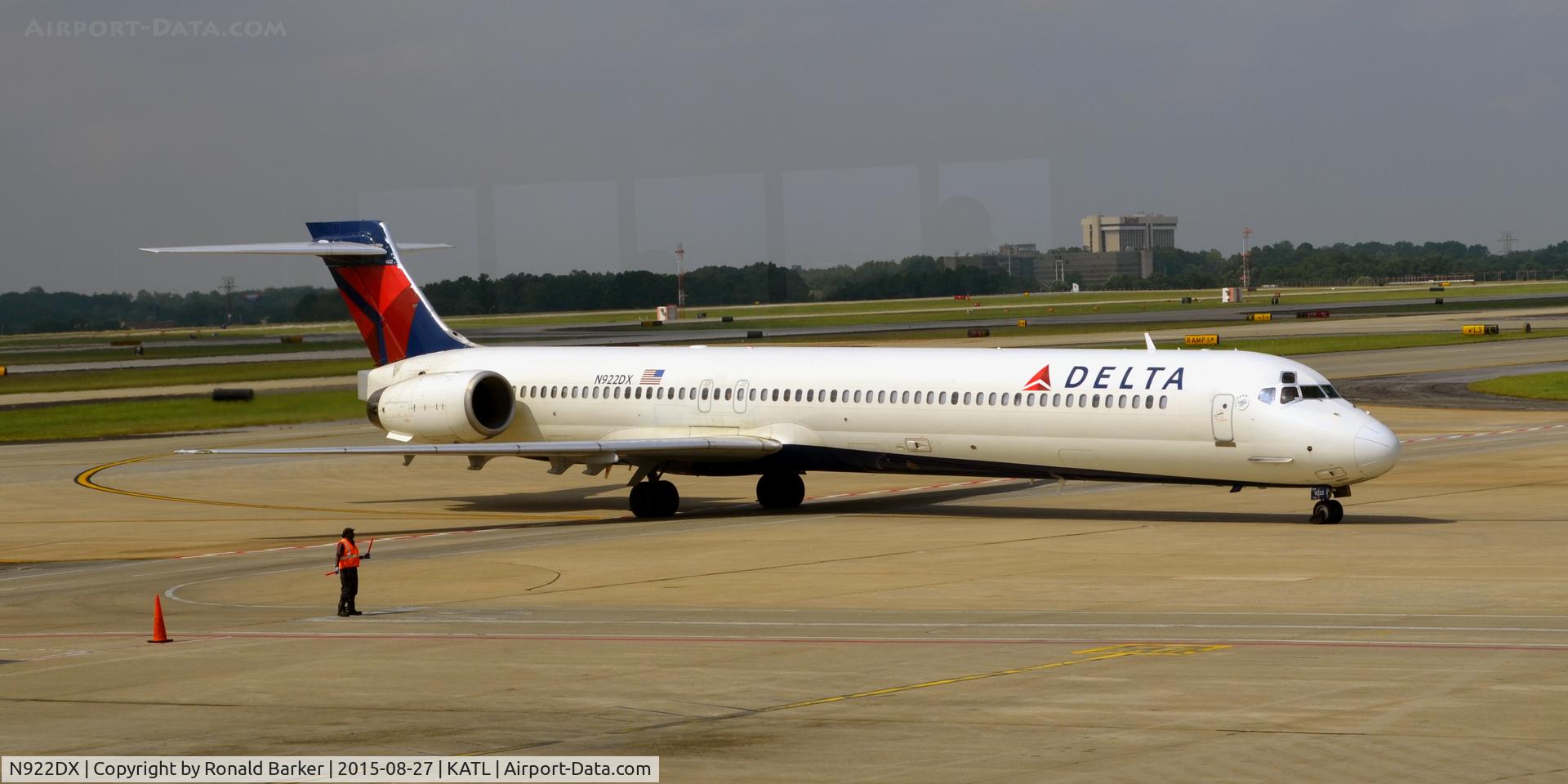 N922DX, 1997 McDonnell Douglas MD-90-30 C/N 53584, Taxi Atlanta